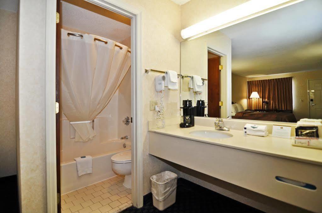 Red Roof Inn Масл-Шолс Екстер'єр фото