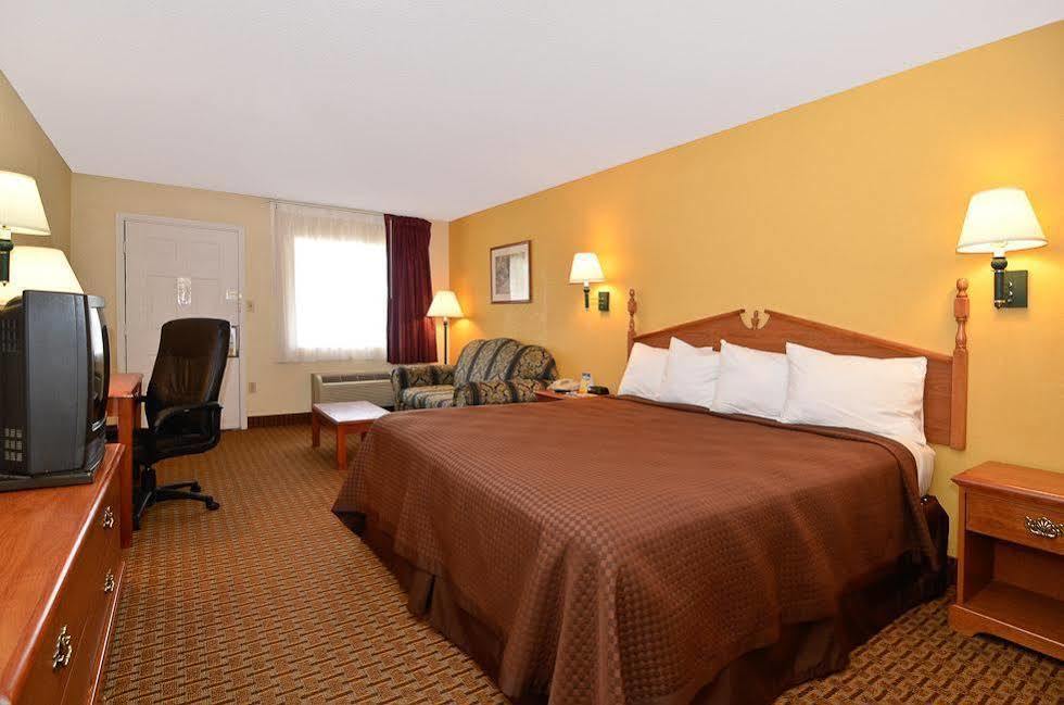 Red Roof Inn Масл-Шолс Екстер'єр фото